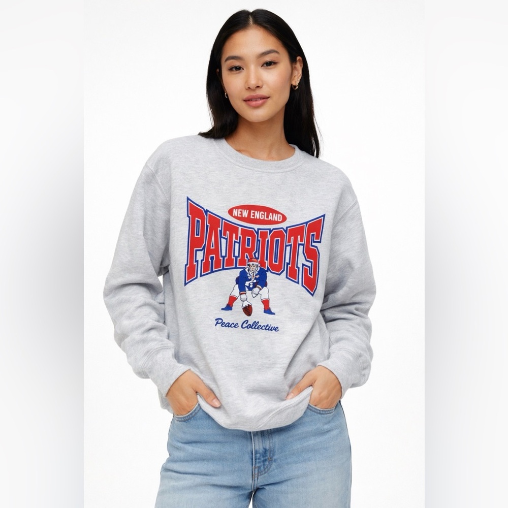 Super Bowl Ready🏈✨ Peace Collective New England Patriots Crewneck Sweatshirt – M